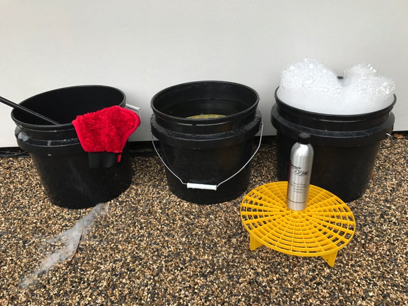 Buckets with grit guards